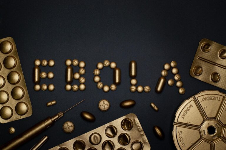 Altgold-Schmuck und Waage zur Preisermittlung beim verkauf von Edelmetallen