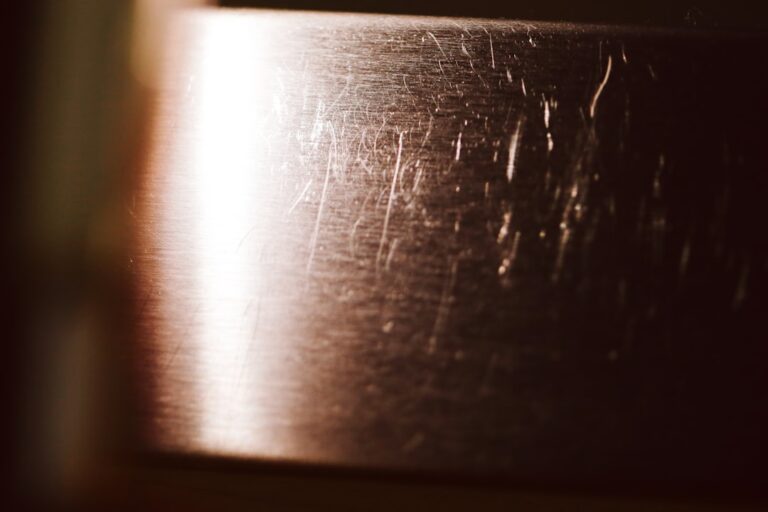 Goldbarren und fallende Edelmetallkurse symbolisieren Krise und Marktinstabilität