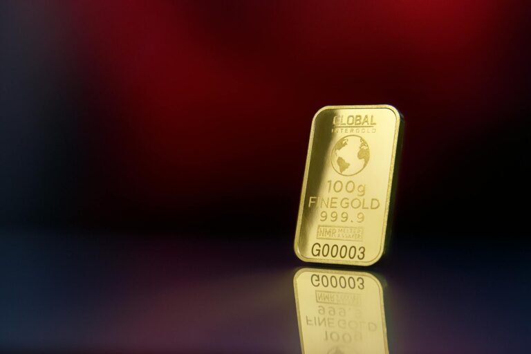 Nahaufnahme von Gold- und Silberbarren zur Bestimmung der Edelmetalle Feinheit