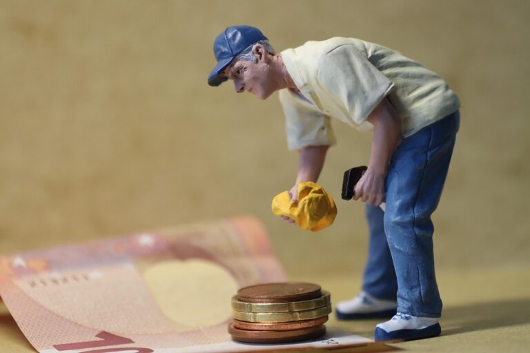 Edelmetalle und Dokumente symbolisieren Geldwäsche Regelung im sicheren Handel