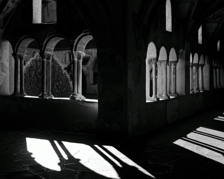 Goldbarren und Aktiencharts symbolisieren langfristigen Gold Aktien Vergleich und Anlagestrategien