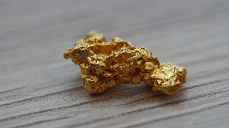Nahaufnahme von Goldmünzen symbolisiert anonymen Goldverkauf und Datenschutz 2024