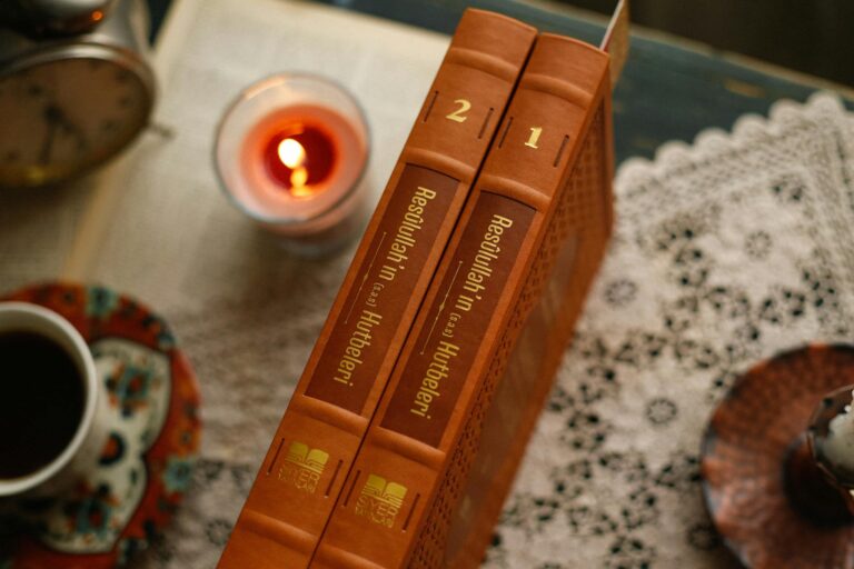 Goldbarren und Inflationsgrafik symbolisieren Schutz durch Edelmetall im modernen Marktumfeld