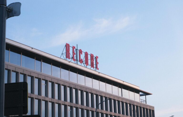 Goldbarren und Schmuck vor steigender Goldpreisentwicklung als Verkaufsoption