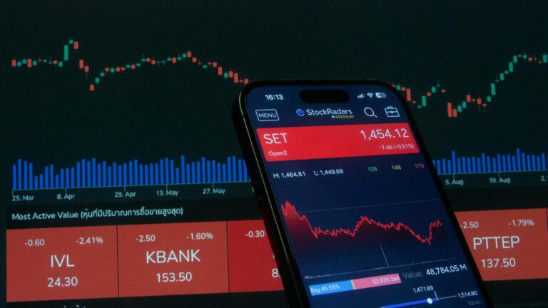 Gold- und Silberbarren neben Finanzcharts als Symbol für professionelles Investment