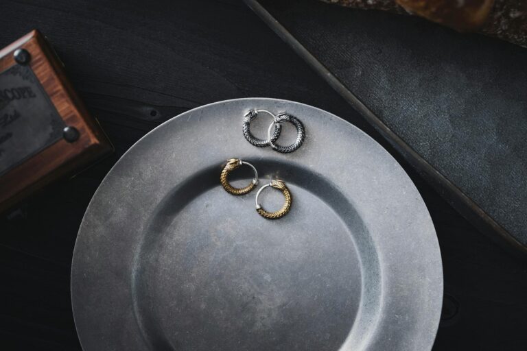 Goldmünzen und Silberbarren neben Gold Silber Ratio als Investmentindikator