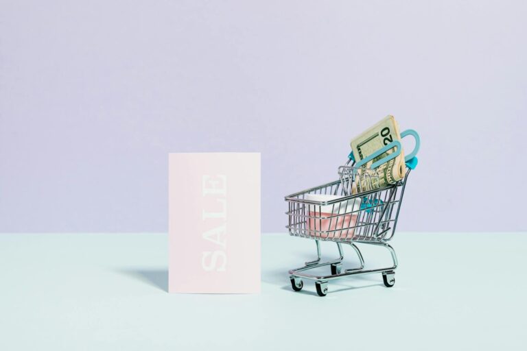 Altes Goldschmuckstück liegt auf Holztisch beim Goldverkauf für besten Preis