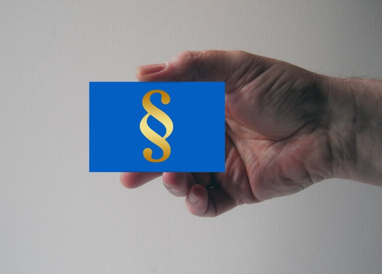 Nahaufnahme von Goldbarren und Münzen als Symbol für sichere Kaufentscheidungen beim Edelmetallkauf