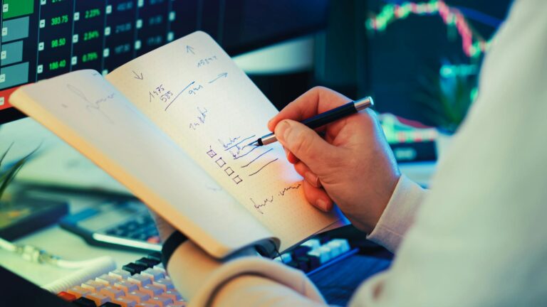 Goldbarren und Chart mit Prognose des Goldpreises für 2026 im Hintergrund