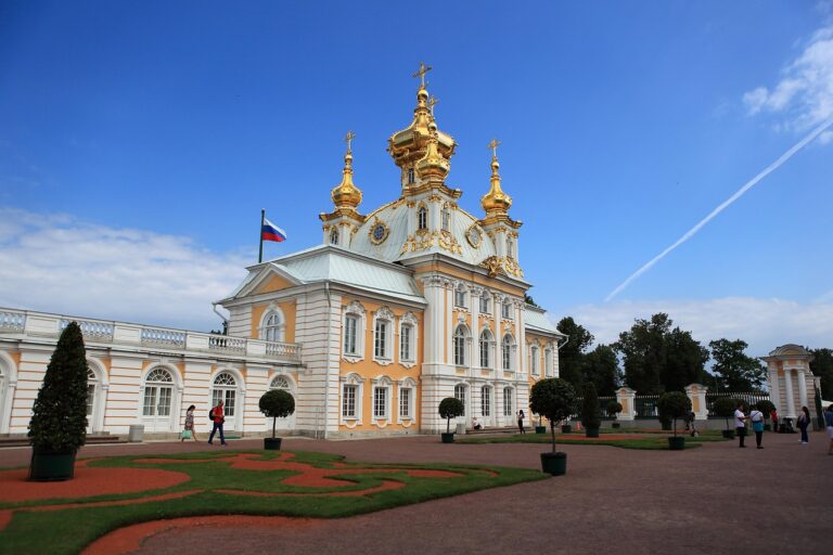 Goldschmuck liegen auf weißem Tisch zur Wertbestimmung und Einschätzung