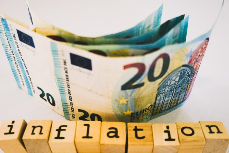 Investorin analysiert Marktcharts zur langfristigen Strategie für Inflationsschutz