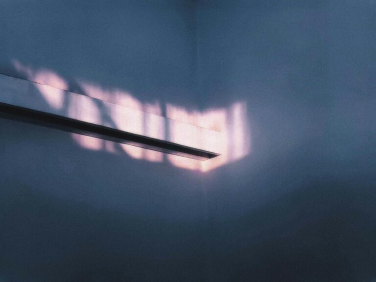 Nahaufnahme von silbrig-weißem Iridium Edelmetall mit glänzender Oberfläche