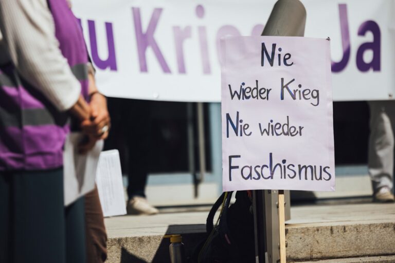 Gold- und Silberbarren mit Echtheitszertifikat für sicheren Edelmetallkauf