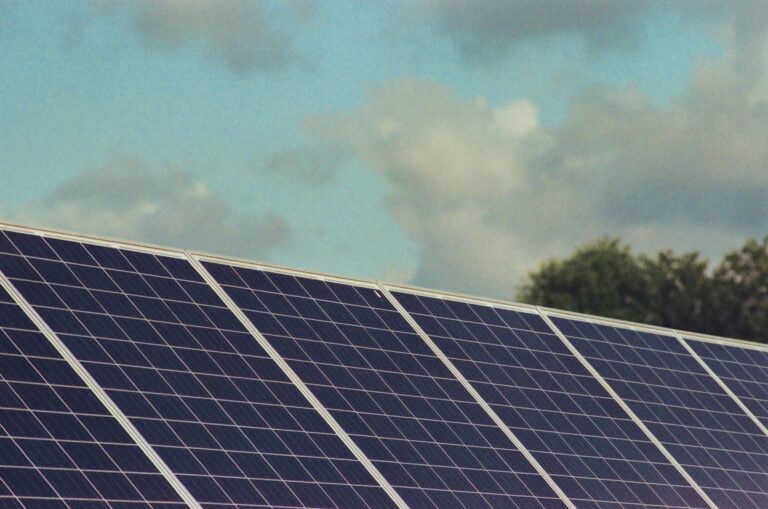 Solaranlage auf Hausdach mit Grafik zur Wirtschaftlichkeit von Photovoltaiksystemen