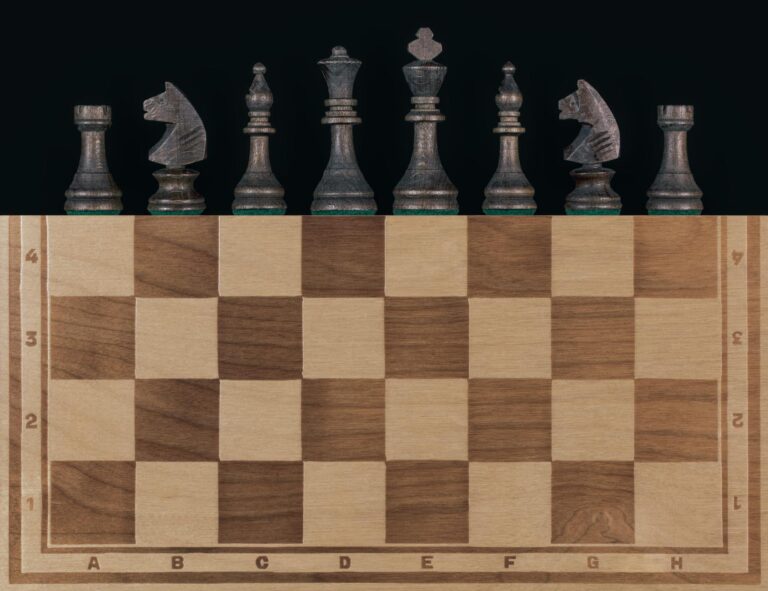 Nahaufnahme von Platinbarren und Münzen als Investment 2024 im Überblick