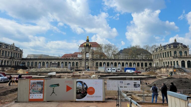 Architekt plant Sanierungs Projekt mit Finanzierungsunterlagen für nachhaltige Umsetzung