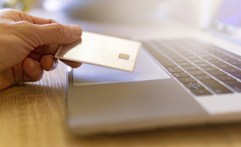Laptop mit sicheren Zahlungsmethoden für Edelmetalle online kaufen