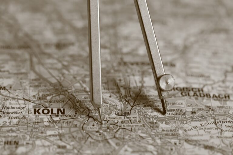 Silberbarren vor Weltkarte mit markierten geopolitischen Krisenherden und Kursdiagramm