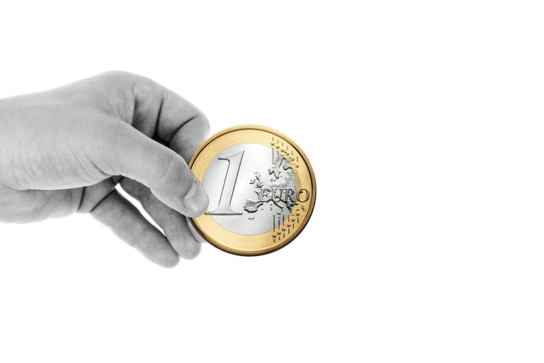 Vertrauenswürdiger Edelmetall Händler prüft Goldbarren und Silber auf Echtheit
