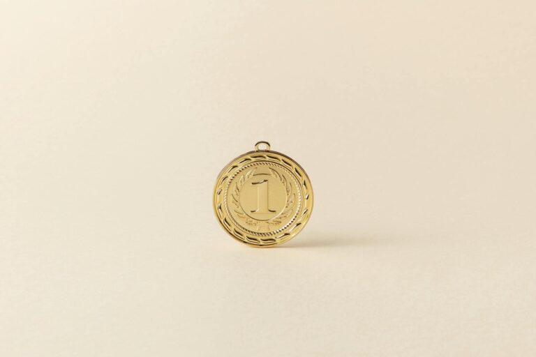 Zahngold mit Goldbarren und Waage zur Ermittlung bester Verkaufspreise