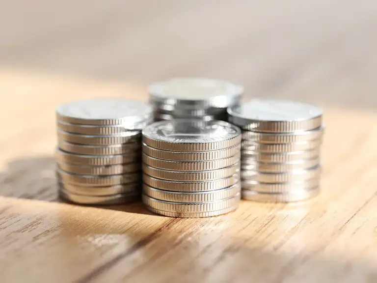 Silber als Anlageform: Potenziale und Risiken im Überblick Beitragsbild zum Thema Silber als Anlage mit Potenzialen und Risiken